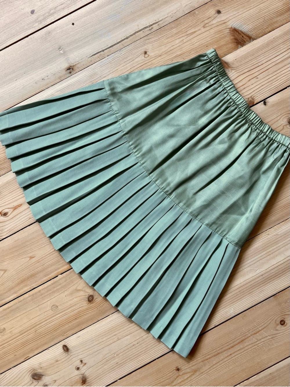 Gorgeous Vintage Seafoam Pleated Skirt - Picture 5 of 7